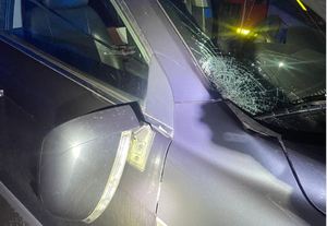 Zdjęcie przedstawia uszkodzone lusterko i stłuczoną szybę w samochodzie
