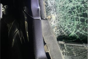 Zdjęcie przedstawia stłuczoną szybę zw samochodzie, który brał udział w wypadku