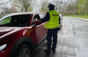 Policjant kontroluje stan trzeźwości kierowcy osobówki