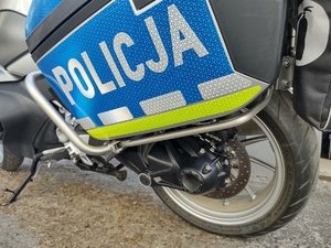Napis policja na elemencie motocykla