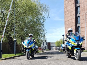 Policyjny patrol wyjeżdża motocyklami z placu komendy