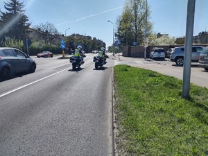 Policjanci na motocyklach patrolują miasto