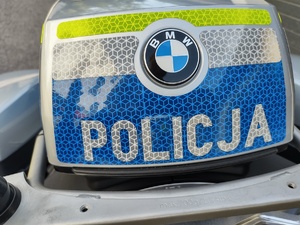 Napis Policja , a nad nim znaczek BMW