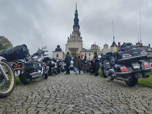 Motocykle zaparkowane na błoniach- w tle wieża jasnej góry