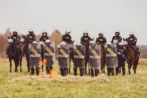 policjanci na koniach i policjanci z pododdziału prewencji podczas szkolenia w terenie