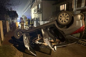 zdjęcie przedstawia przewrócony na dach samochód osobowy