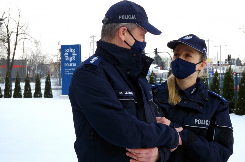 policjant w mundurze patrzy na umundurowana policjantkę przed budynkiem komendy w Częstochowie