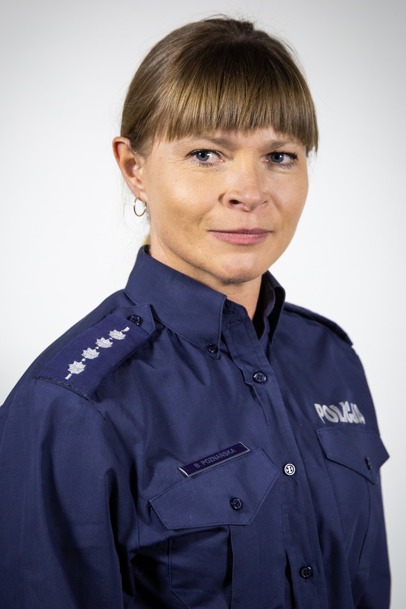 podkomisarz Sabina Chyra-Giereś w granatowej służbowej koszuli pozuje do zdjęcia