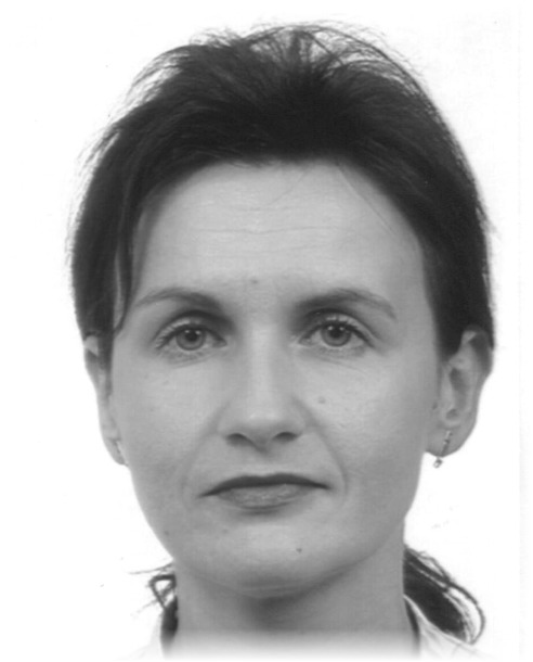 zdjęcie w kolorze czarnym i białym - na zdjęciu 45-letnia kobieta w ciemnych włosach patrzy w obiektyw pozując do zdjęcia legitymacyjnego
