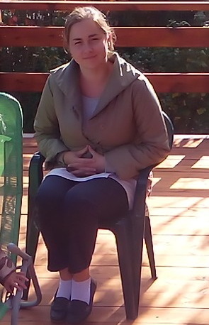 na zdjęciu zaginiona Marta Marczak siedzi na krześle i pozuje do zdjęcia 