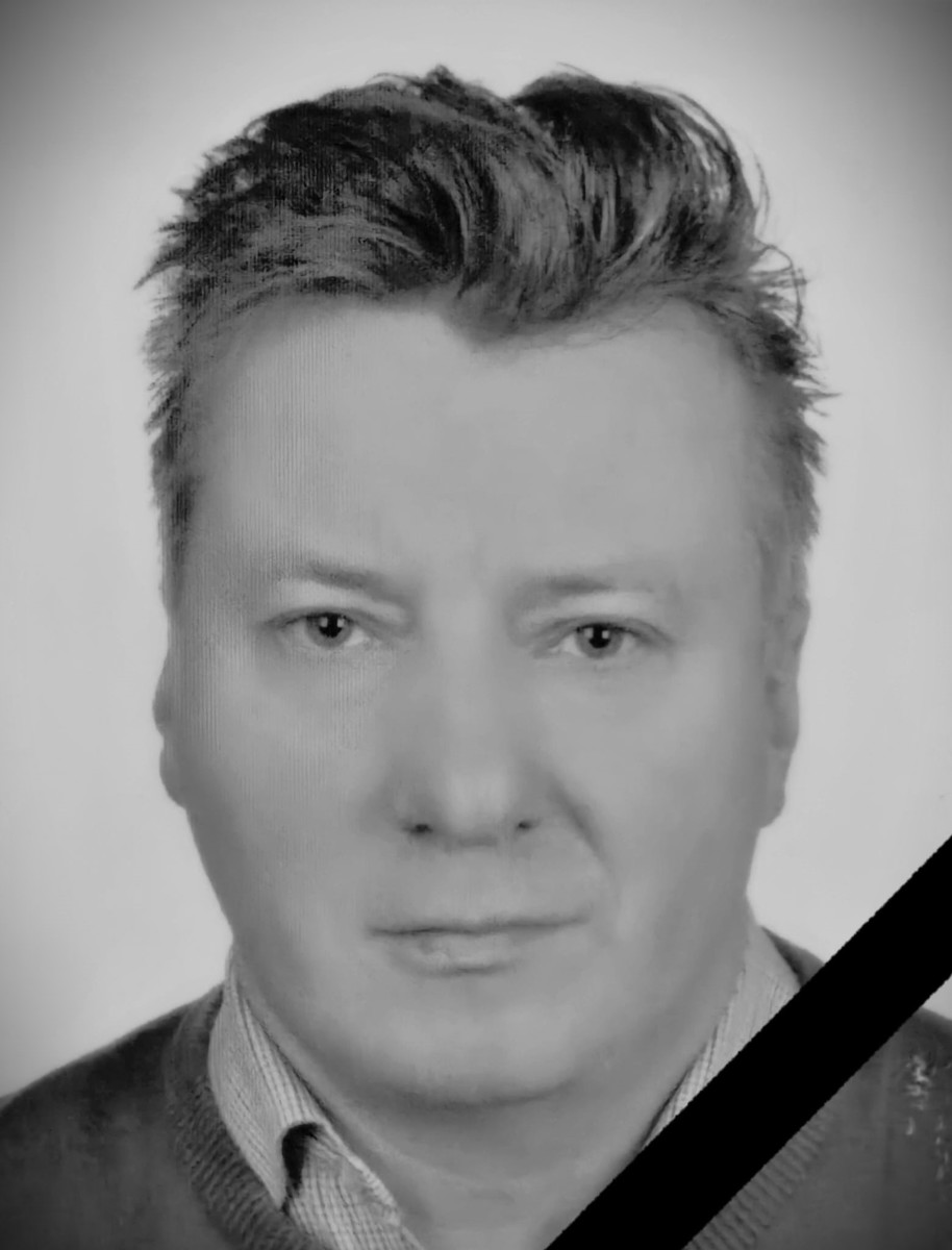 Zdjęcie mężczyzny z czarnym paskiem umieszczonym w prawym dolnym rogu zdjęcia
