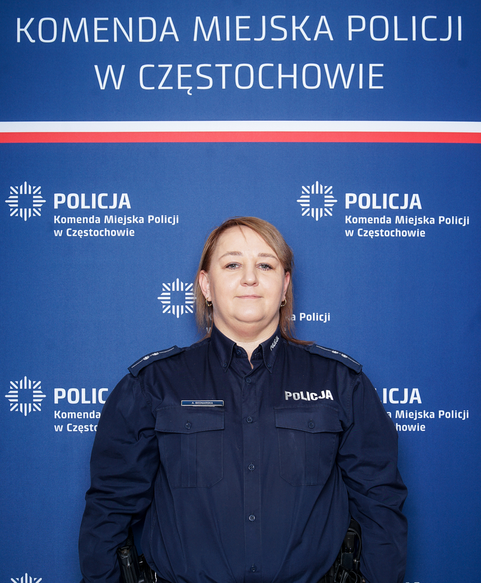 Policjantka w mundurze służbowym