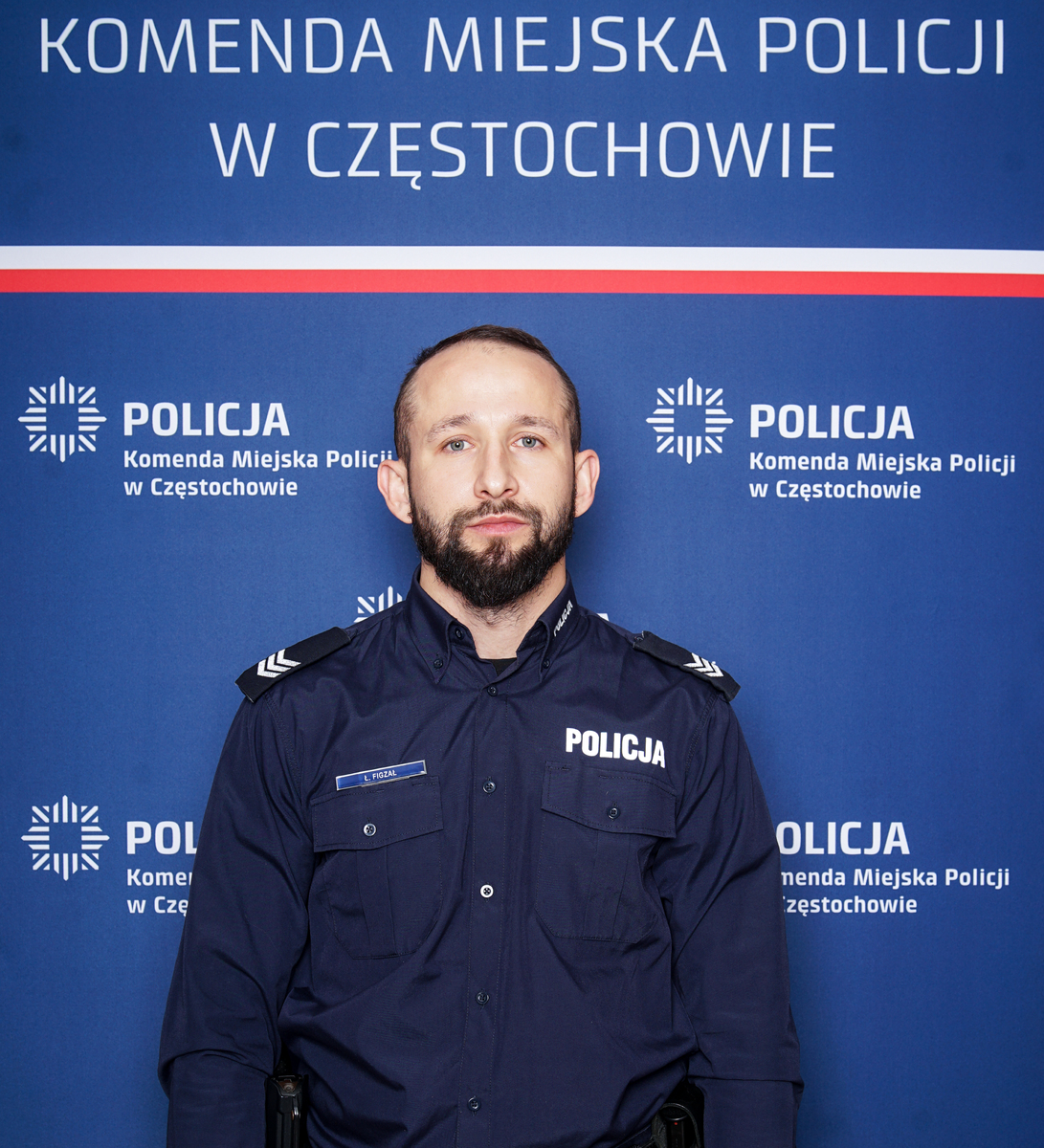 Policjant w mundurze służbowym