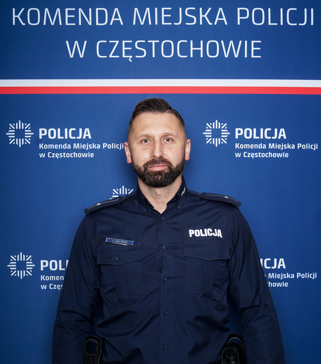 Policjant w mundurze służbowym
