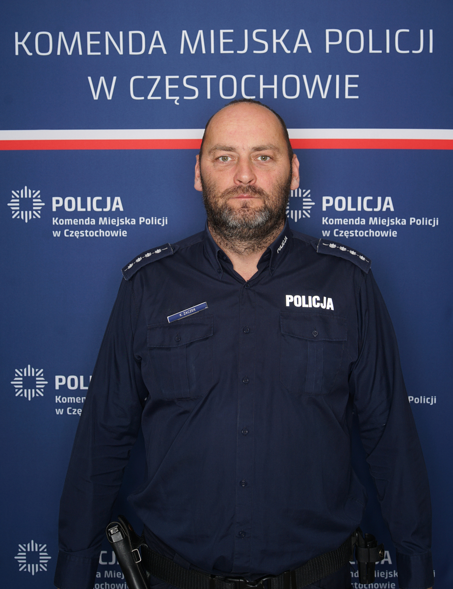 Policjant w mundurze służbowym