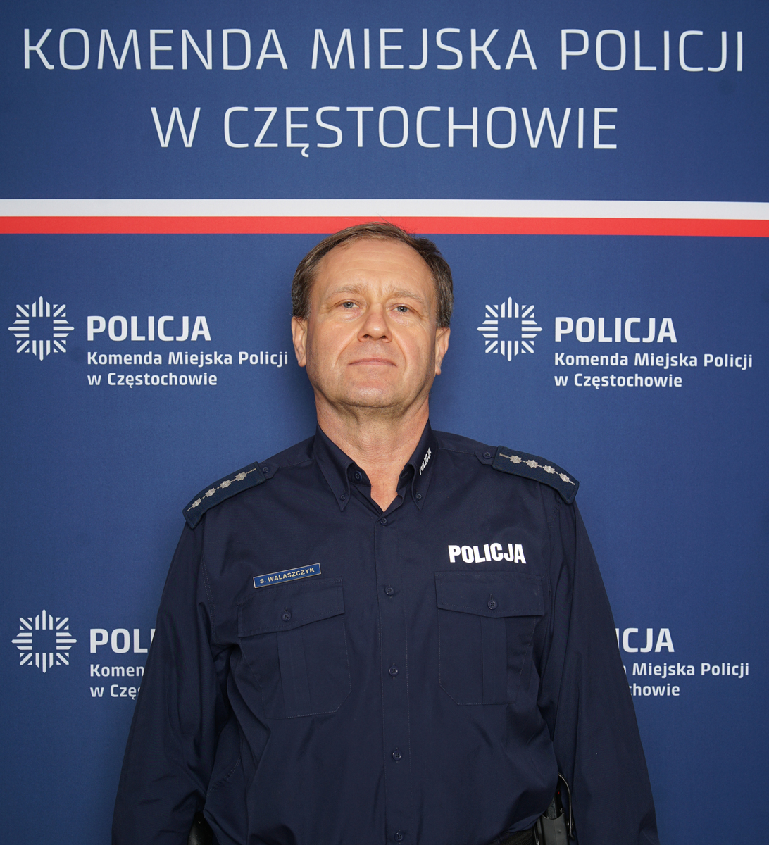 Policjant w mundurze służbowym
