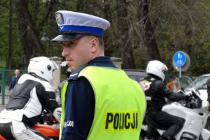 Policjant kieruje ruchem.