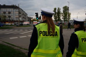 Policjantki przyglądają się ruchowi w obrębie przejścia dla pieszych.