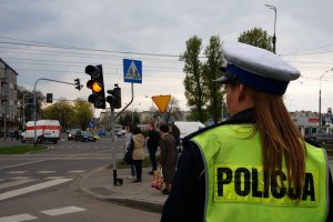 Policjantki przyglądają się ruchowi w obrębie przejścia dla pieszych.