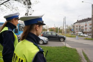 Policjantki przyglądają się ruchowi w obrębie przejścia dla pieszych.