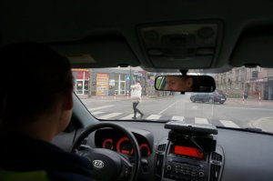 Policjantki przyglądają się ruchowi w obrębie przejścia dla pieszych.