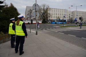 Policjantki przyglądają się ruchowi w obrębie przejścia dla pieszych.