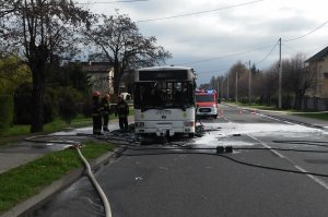 Miejsce zdarzenia, spalony autobus.