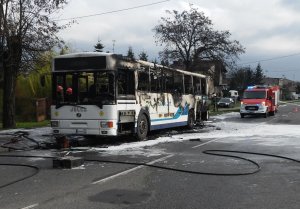 Miejsce zdarzenia, spalony autobus.