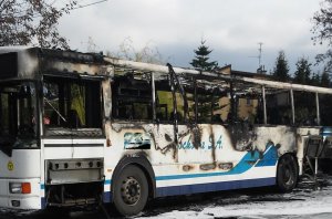 Miejsce zdarzenia, spalony autobus.