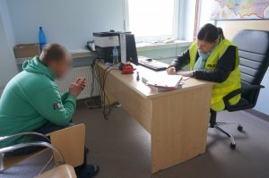 Policjantka przesłuchuje zatrzymanego.