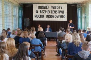 Policjantka ogłasza wyniki turnieju.