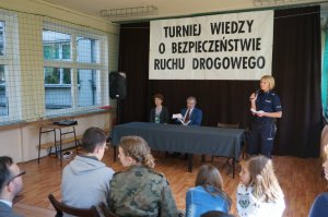 Policjantka ogłasza wyniki turnieju.