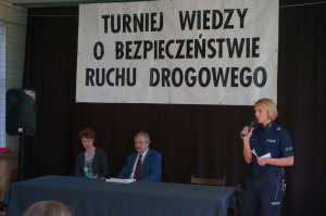 Policjantka ogłasza wyniki turnieju.