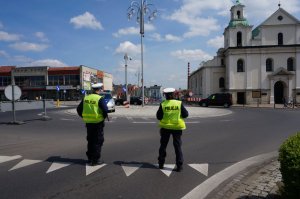 Policjanci zabezpieczają trasę biegu.