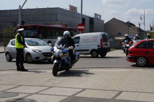 Policjanci zabezpieczają trasę biegu.