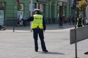 Policjanci zabezpieczają trasę biegu.