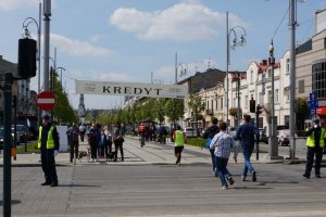 Policjanci zabezpieczają trasę biegu.
