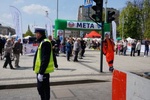 Policjanci zabezpieczają trasę biegu.