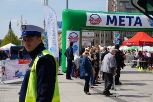 Policjanci zabezpieczają trasę biegu.