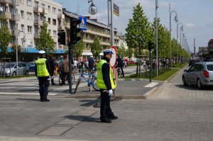 Policjanci zabezpieczają trasę biegu.