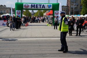 Policjanci zabezpieczają trasę biegu.