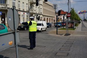 Policjanci zabezpieczają trasę biegu.