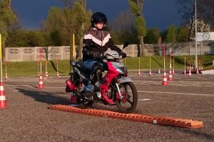 Uczeń pokonuje tor na motorowerze.