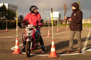 Uczeń pokonuje tor na motorowerze.