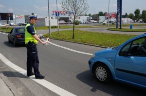 Policjant sprawdza trzeźwość kierującego.
