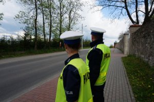 Policjanci kontrolują ruch.