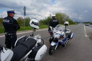 Policjanci obserwują ruch.
