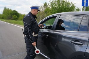 Policjant sprawdza stan trzeźwości kierującego.