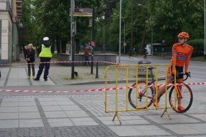 Policjanci zabezpieczają wyścig.