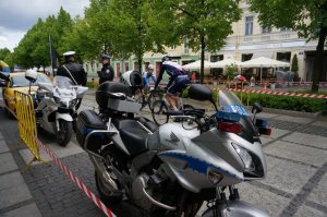 Policjanci zabezpieczają wyścig.